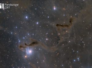 La nebulosa oscura LDN 1355 nella costellazione di Cassiopea, fotografata da Saint-Barthélemy. Questa ripresa ha vinto il 2° premio al Concorso di Astrofotografia del 32° Star Party (27-29 settembre 2024). Cortesia Alessandro Merga per la Fondazione C. Fillietroz-ONLUS