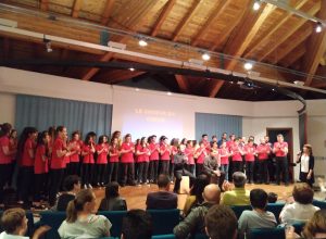 Le Choeur du Coeur sul palco a Pollein.