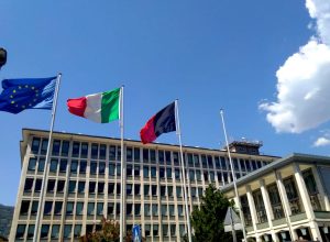 Le bandiere europea italiana e valdostana davanti a palazzo regionale