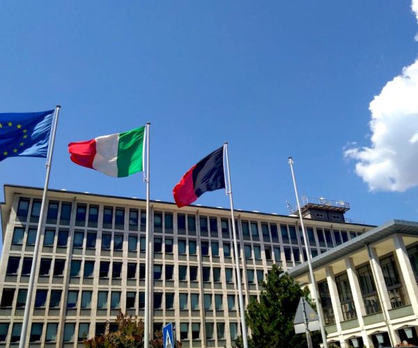 Le bandiere europea italiana e valdostana davanti a palazzo regionale