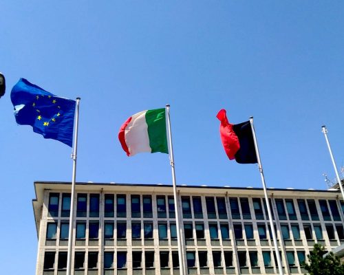 Le bandiere europea italiana e valdostana davanti a palazzo regionale