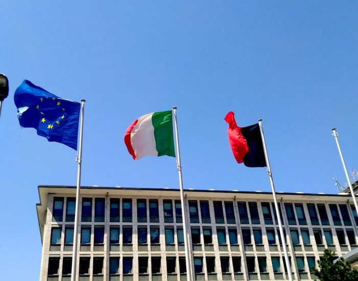 Le bandiere europea italiana e valdostana davanti a palazzo regionale