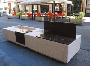 Le nuove sedute/fioriere in via Losanna, ad Aosta