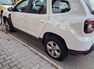 Le ruote tagliate alle auto in corso Lancieri