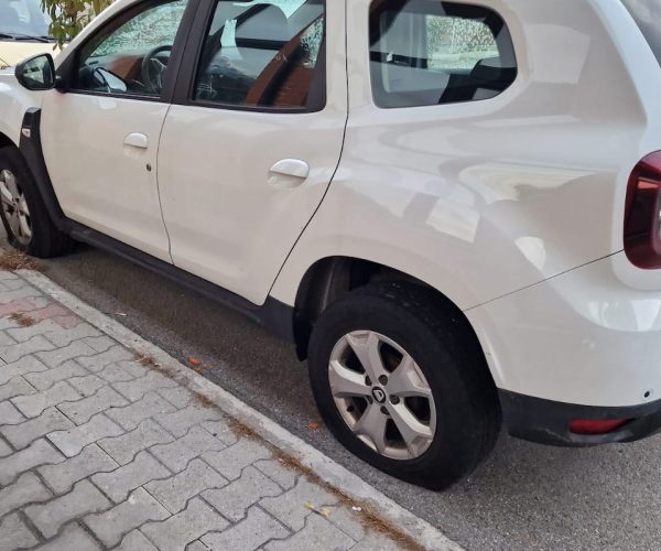 Le ruote tagliate alle auto in corso Lancieri