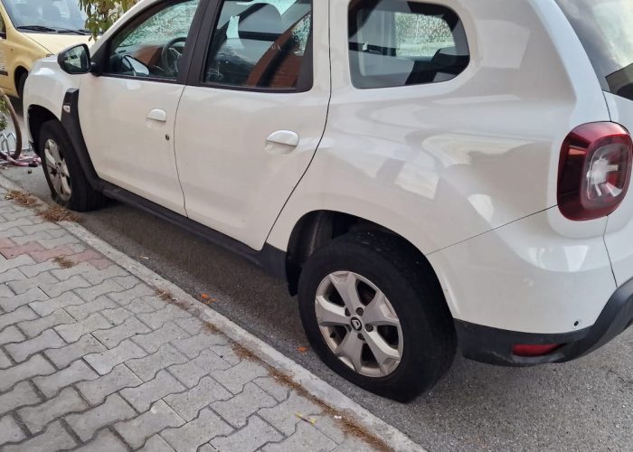 Le ruote tagliate alle auto in corso Lancieri