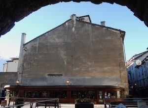 L'edificio di fronte alla Porta Pretoria