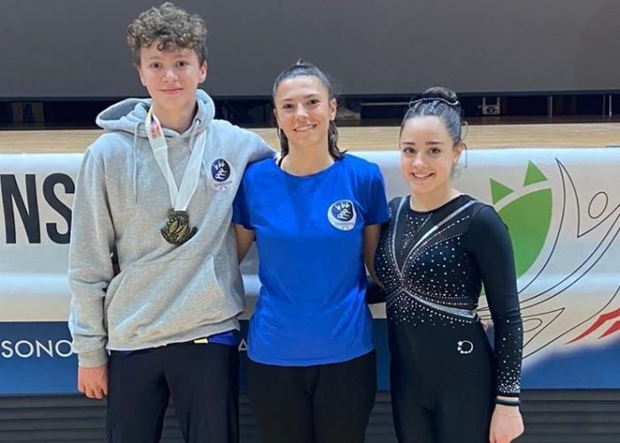 Liam Corsini e Alice Zunino con la loro allenatrice Giada Cignetti al Mid European Teamgym