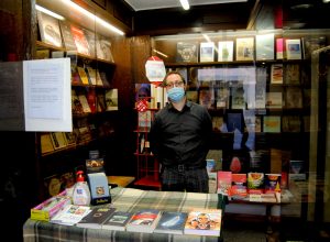 Il banchetto esterno della Libreria Aubert