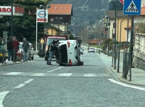 L'auto ribaltata in via Marconi, a Saint-Vincent