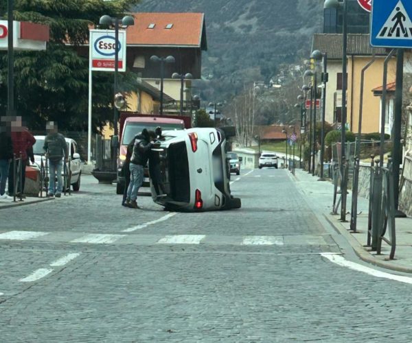 L'auto ribaltata in via Marconi, a Saint-Vincent