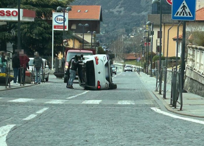 L'auto ribaltata in via Marconi, a Saint-Vincent