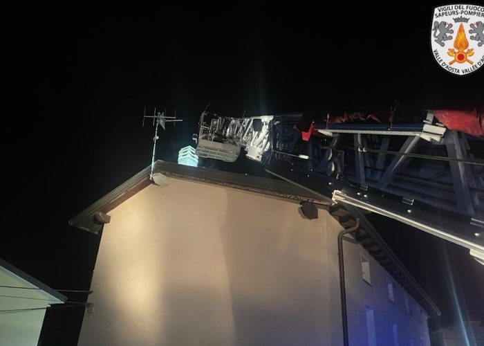Lintervento dei vigili del fuoco per un incendio ad un tetto a Pont Saint Martin Image at