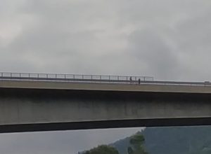 Luomo aggrappato alla ringhiera sul raccordo della Statale