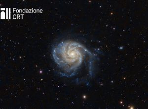 La galassia M101 nella costellazione dell’Orsa Maggiore, riprese dalle piazzole dell’Osservatorio Astronomico della Regione Autonoma Valle d’Aosta. Cortesia Alessandro Cipolat Bares (https://www.flickr.com/photos/astrobares/) per la Fondazione C. Fillietroz-ONLUS