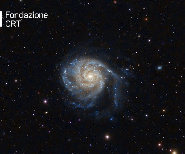 La galassia M101 nella costellazione dell’Orsa Maggiore, riprese dalle piazzole dell’Osservatorio Astronomico della Regione Autonoma Valle d’Aosta. Cortesia Alessandro Cipolat Bares (https://www.flickr.com/photos/astrobares/) per la Fondazione C. Fillietroz-ONLUS