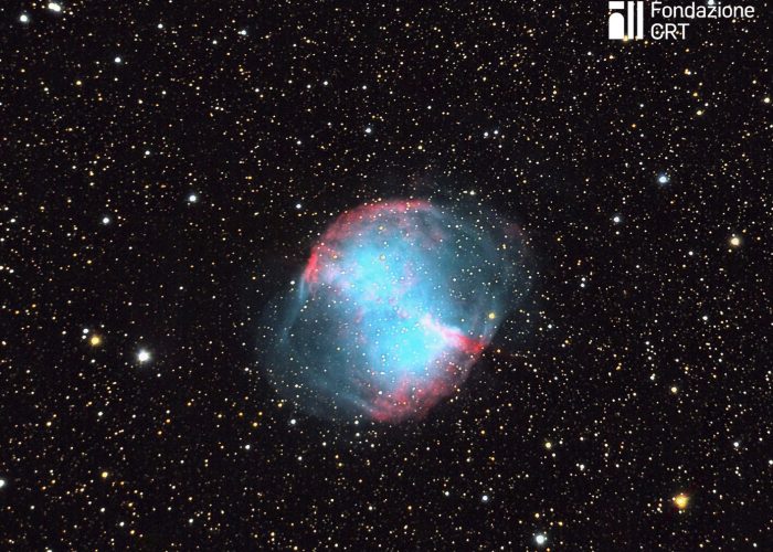 La nebulosa planetaria M27 (“Dumbbell”) nella costellazione della Volpetta. Credit: Fryns Andre ( https://commons.wikimedia.org/wiki/File:M27_Zoom.jpg )