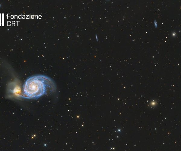 Le due galassie interagenti M51 e NGC 5195 nella costellazione dei Cani da Caccia, riprese dalle piazzole dell’Osservatorio Astronomico della Regione Autonoma Valle d’Aosta. Nell’immagine a largo campo sono visibili anche alcune galassie lontane. Crediti: cortesia Marco Robecchi (https://www.instagram.com/marco_robecchi/) per la Fondazione C. Fillietroz-ONLUS