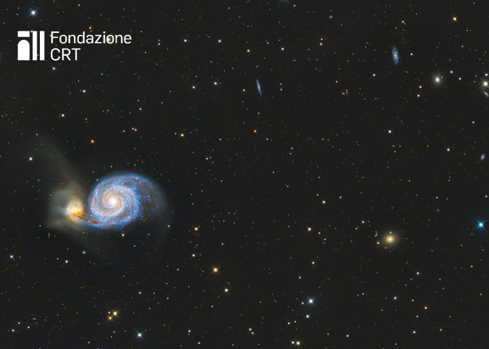 Le due galassie interagenti M51 e NGC 5195 nella costellazione dei Cani da Caccia, riprese dalle piazzole dell’Osservatorio Astronomico della Regione Autonoma Valle d’Aosta. Nell’immagine a largo campo sono visibili anche alcune galassie lontane. Crediti: cortesia Marco Robecchi (https://www.instagram.com/marco_robecchi/) per la Fondazione C. Fillietroz-ONLUS