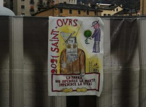 Uno dei poster affissi nella notte.