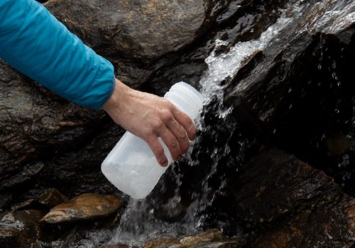 La raccolta dei campioni nelle acque del Lys da parte di Greenpeace