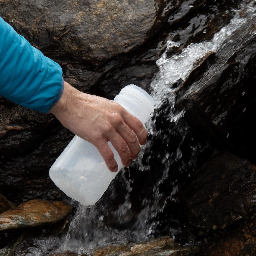 La raccolta dei campioni nelle acque del Lys da parte di Greenpeace