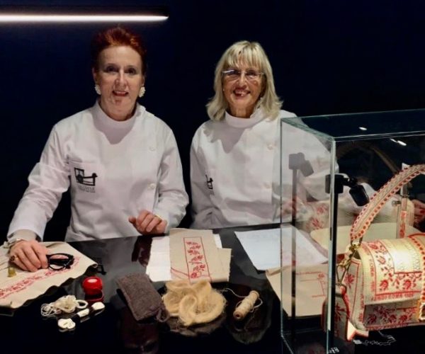 La cooperativa Lou Dzeut di Champorcher in mostra a Roma per FENDI. (da sx: Mariagiovanna Casagrande e Marilena Zurletti).