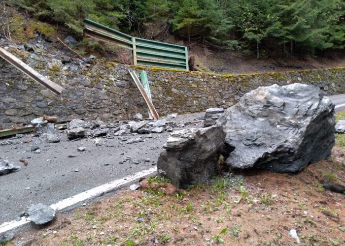 Il masso caduto sulla strada a Morgex.