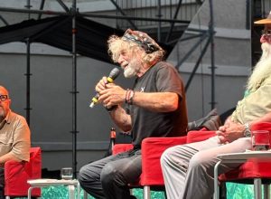 Mauro Corona sul palco