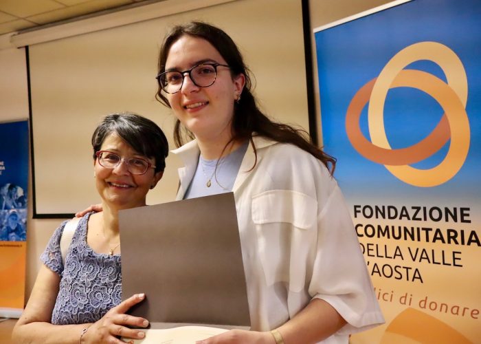 Monica con Silvia Guichardaz Cena di solidarietà Fondazione Comunitaria VdA Foto Alice Dufour