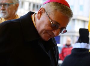 Monsignor Lovignana firma la petizione di Coldiretti VdA