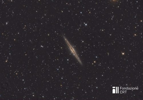 Nell’immagine: la galassia NGC 891, nella costellazione di Andromeda, ripresa dalle piazzole dell’Osservatorio Astronomico della Regione Autonoma Valle d’Aosta. Questa immagine si è classificata al 4° posto al concorso di astrofotografia del 32° Star Party di Saint-Barthélemy (27-29 settembre 2024). Credit: cortesia Fabrizio Aimar per la Fondazione C. Fillietroz-ONLUS