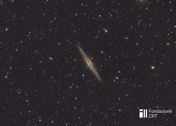Nell’immagine: la galassia NGC 891, nella costellazione di Andromeda, ripresa dalle piazzole dell’Osservatorio Astronomico della Regione Autonoma Valle d’Aosta. Questa immagine si è classificata al 4° posto al concorso di astrofotografia del 32° Star Party di Saint-Barthélemy (27-29 settembre 2024). Credit: cortesia Fabrizio Aimar per la Fondazione C. Fillietroz-ONLUS