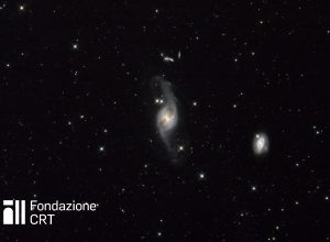La galassia lenticolare NGC 3718 nella costellazione dell’Orsa Maggiore ripresa dalle piazzole dell’Osservatorio Astronomico della Regione Autonoma Valle d’Aosta. Cortesia Damiano Cesaro per la Fondazione C. Fillietroz-ONLUS