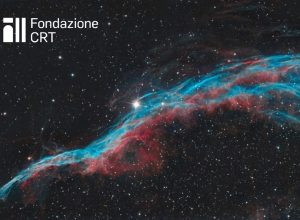 NGC 6960, detta Nebulosa Velo (parte occidentale), ripresa dalle piazzole dell’Osservatorio Astronomico della Regione Autonoma Valle d’Aosta. Questa immagine ha partecipato al concorso di astrofotografia del 32° Star Party a Saint-Barthélemy. Credit: cortesia Mario Borghi per la Fondazione C. Fillietroz-ONLUS