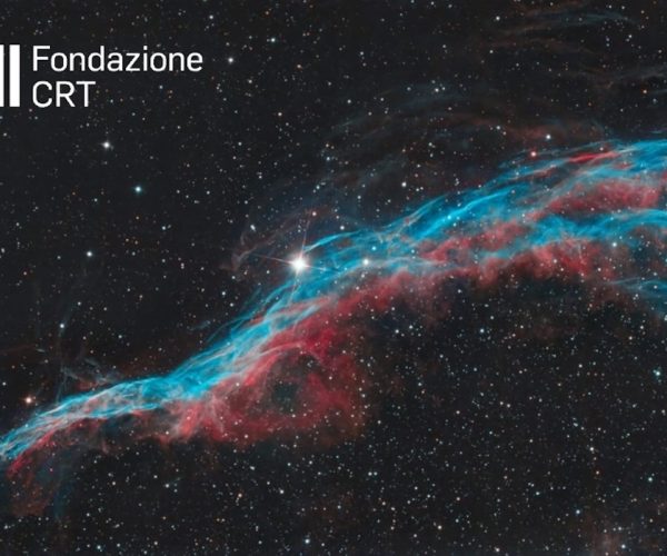 NGC 6960, detta Nebulosa Velo (parte occidentale), ripresa dalle piazzole dell’Osservatorio Astronomico della Regione Autonoma Valle d’Aosta. Questa immagine ha partecipato al concorso di astrofotografia del 32° Star Party a Saint-Barthélemy. Credit: cortesia Mario Borghi per la Fondazione C. Fillietroz-ONLUS