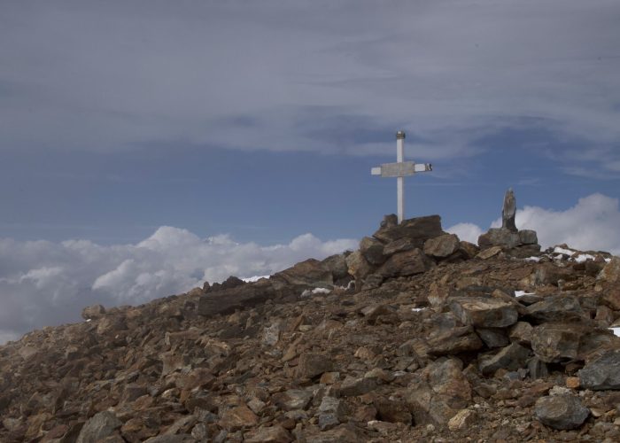 la posa della croce alla Becca Luseney