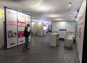 Lo stand n 19 di Netweek in fase di allestimento
