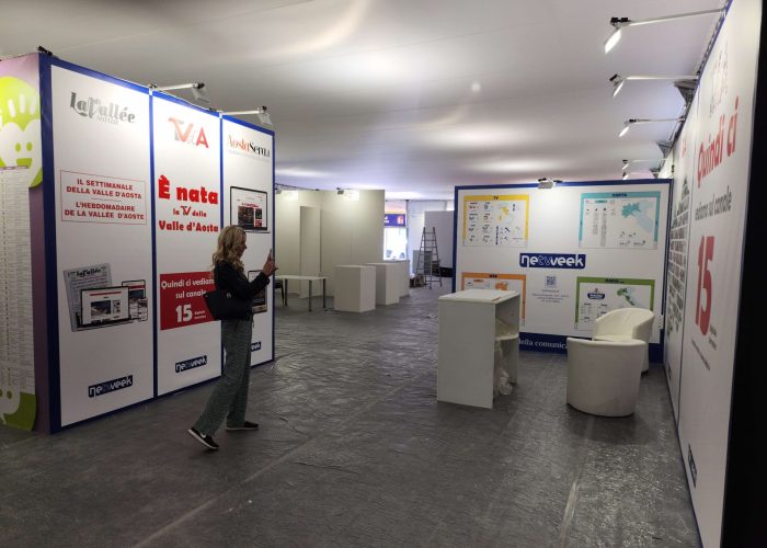 Lo stand n 19 di Netweek in fase di allestimento