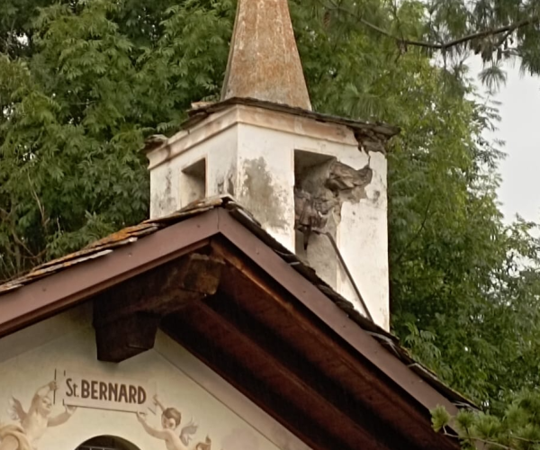 I danni alla chiesetta di Nissod