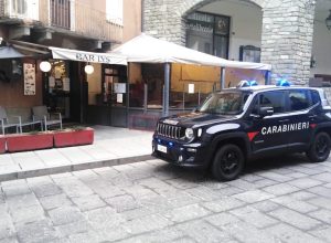 I Carabinieri dinanzi a uno dei due bar chiusi.