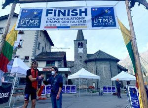 Oli Johnson al traguardo dell'UTMR 2021