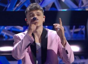 Olly canta Polvere sul palco di Sanremo