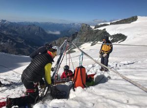 Il recupero del corpo dal crepaccio.