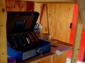 La cassetta con i soldi del bar dell'oratorio, in parte svuotata.