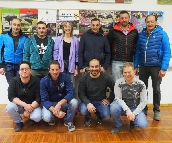 Batailles de reines 2024 - Il direttivo dell’Association Amis Batailles de Reines: da sinistra in piedi Wilmo Bizel, Edi Cunéaz, la segretaria Carlotta Thomasset, il presidente Roberto Bonin, Dietrich Millesi e Luigino Collé, accosciati Christopher Letey, Denis Foudon, Fabio Lombardo e Davide Ramires