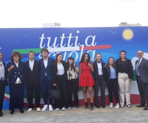 La delegazione di insegnanti e studenti valdostani a Cagliari per l'inaugurazione dell'anno scolastico