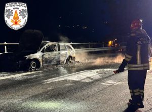 Auto in fiamme A5