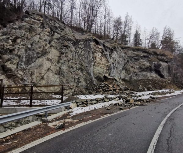 Lo smottamento sulla strada regionale del Col de Joux