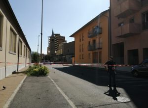 La Polizia presidia la zona chiusa.